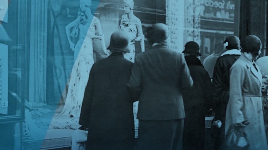 Berlinerinnen begutachten die neue Frühjahrsmode in einem Schaufenster in Berlin, 1922