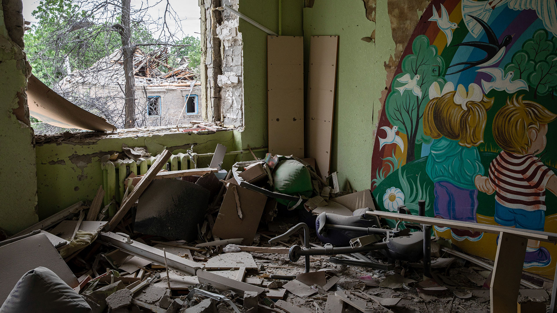zu sehen ist ein zerstörter Klassenraum in der Ukraine